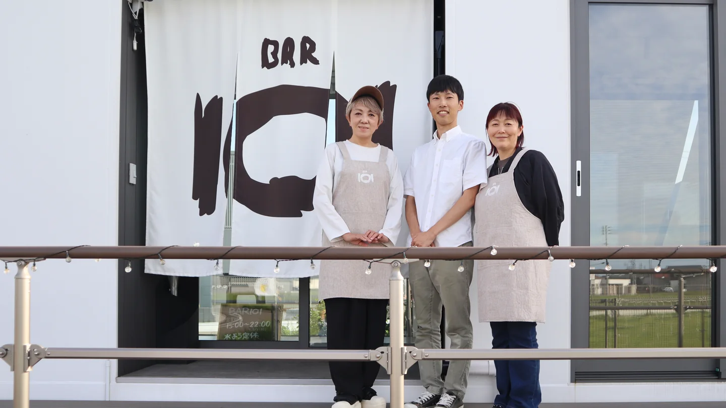 BAR101の店頭で、スタッフの方々と笠原 友生が並ぶ写真