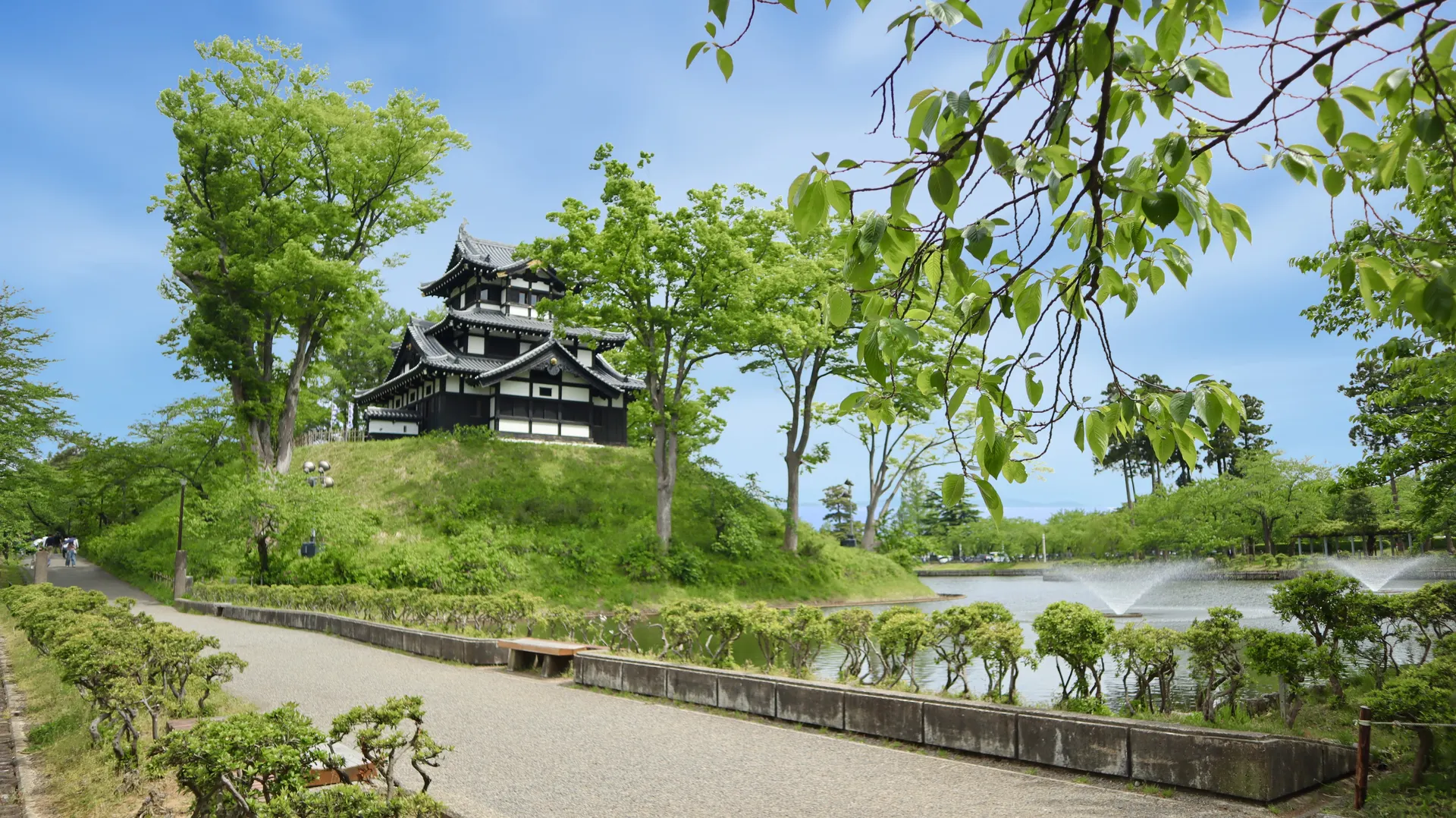 上越市の高田城三重櫓と緑、水辺が広がる地元の風景